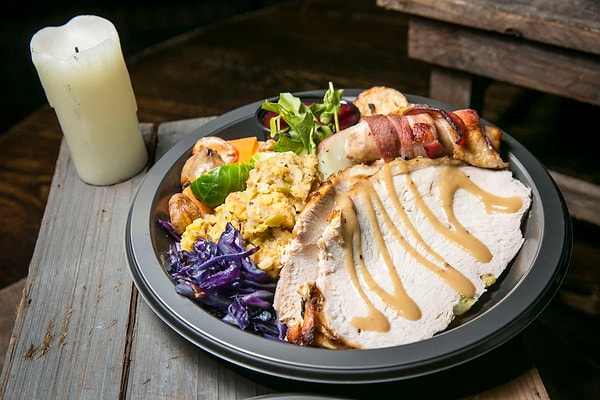 Голодными вас там не оставят. Обещают индейку с пюре и капустой, а также вкуснейший новогодний пудинг на десерт.