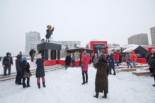 3. Он выполнен в стиле пиксель-арт, который стал невероятно популярен в искусстве после выхода вышеупомянутой игры