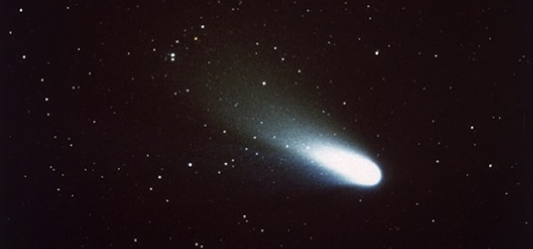 1. Что изображено на картинке? Подсказка: иногда имеет хвост и движется  в межпланетном пространстве, обильно выделяя газ при сближении с Солнцем.