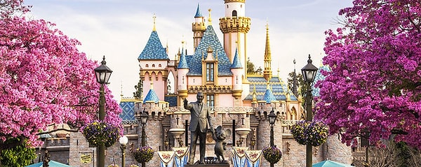 2. Замок какой принцессы расположен на Центральной площади Диснейленда?
