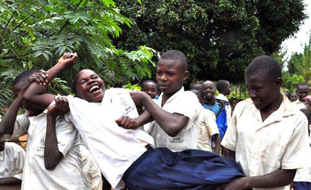 Nshamba köyünde 217 kişiye bulaşan gülme krizi salgını aylar boyunca devam eder.