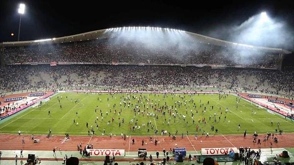 6. 2013 / Beşiktaş taraftarları sahaya girdi.