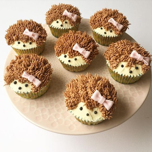 3. Раньше невероятно популярными были торты-ёжики, теперь можно порадовать себя ёжиками-капкейками.