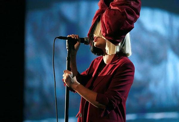 Sia şu anda Avustralya turnesinde ülkeyi konser konser geziyor.