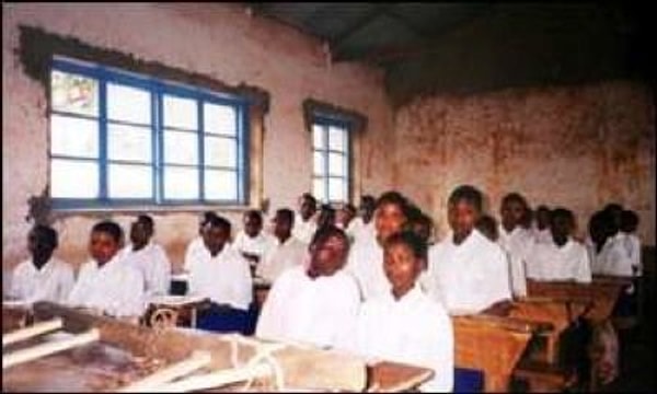 30 января 1962 года вспышка смеха, начавшаяся с трех девочек-учениц интерната в деревне Кашаша (Танзания), переросла в настоящую эпидемию.