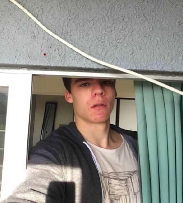 Смотреть в окно - не так просто. 👇