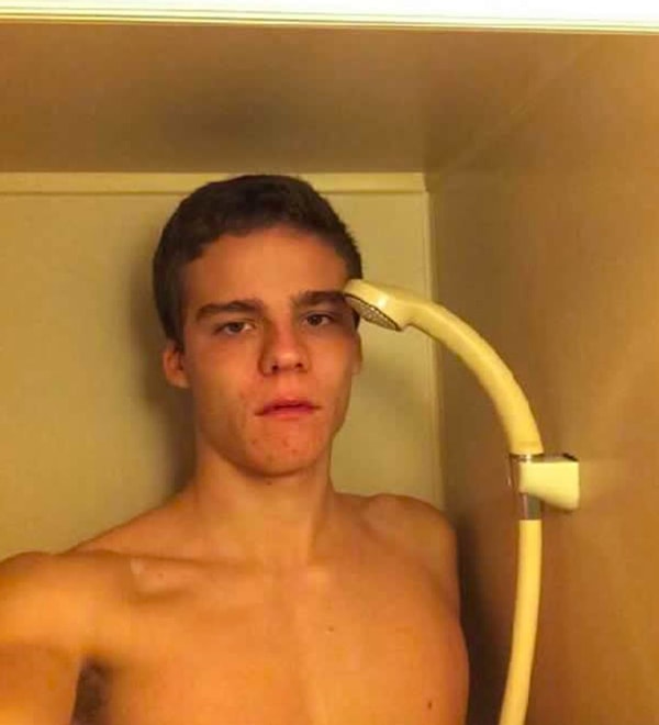 Чтобы принять душ, нужно немного присесть.😂