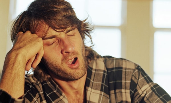 2. Он говорит: «Я жутко устал, у меня был сумасшедший день на работе». Что ты подумаешь?