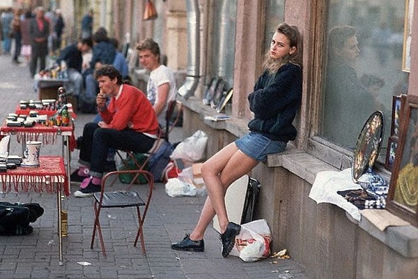 7. Девушки заметно отличались прямо-таки болезненной худобой. Дефицит, как-никак...