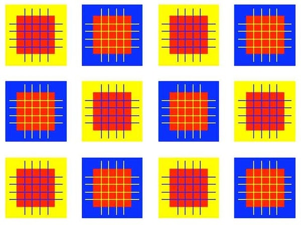 4. Квадраты внутри синих и жёлтых квадратов одинакового цвета?