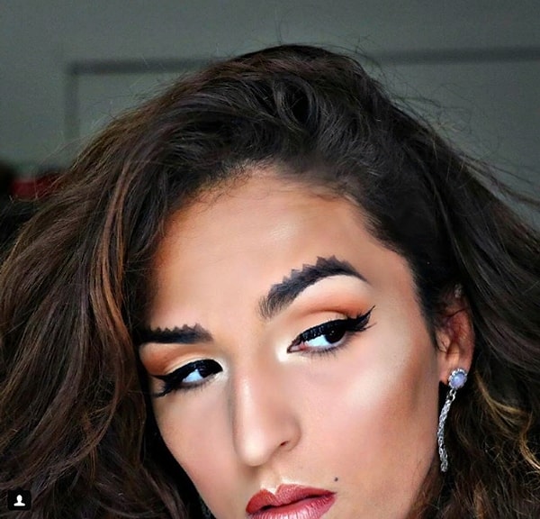 11. И зубчатые брови