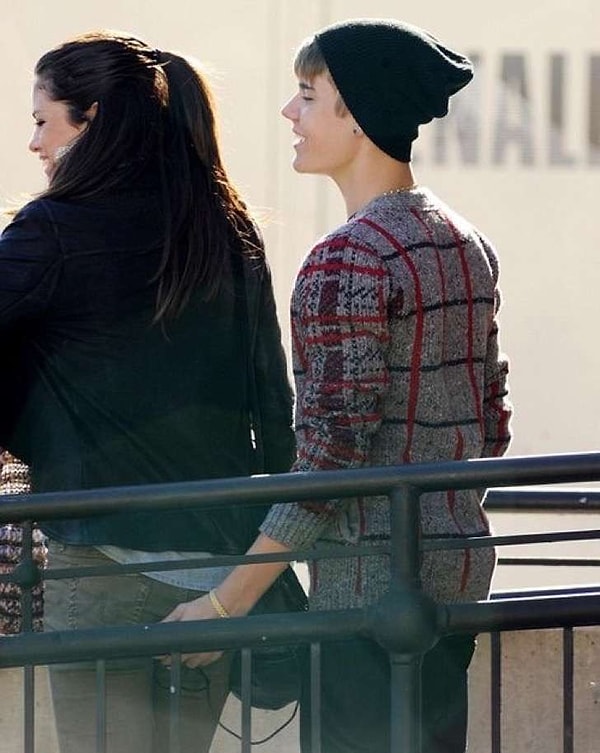 9. Джастин Бибер и Селена Гомес. Смотрите, как счастлив Бибер 😆