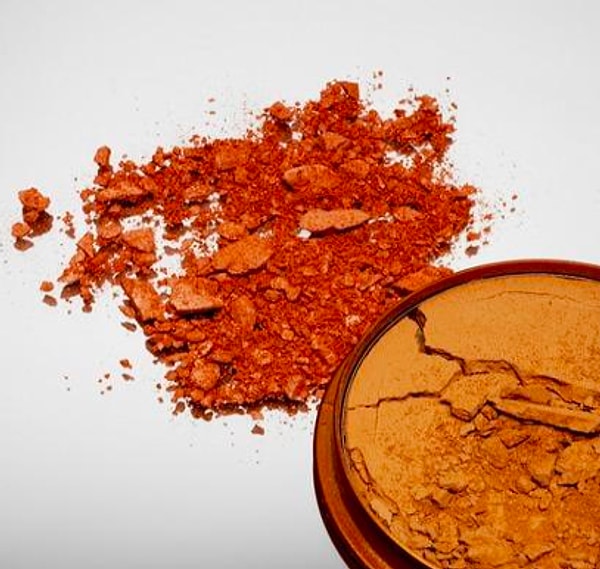 13. С чем следует смешать тени, если вы их разбили?