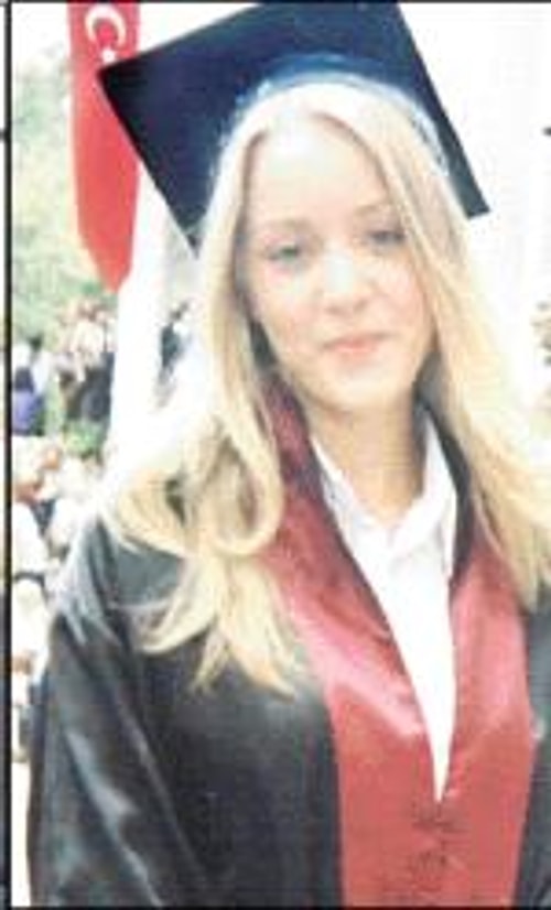 Yeditepe Üniversitesi Moda ve Tasarım bölümünden mezun oluşuna da şahit olduk.