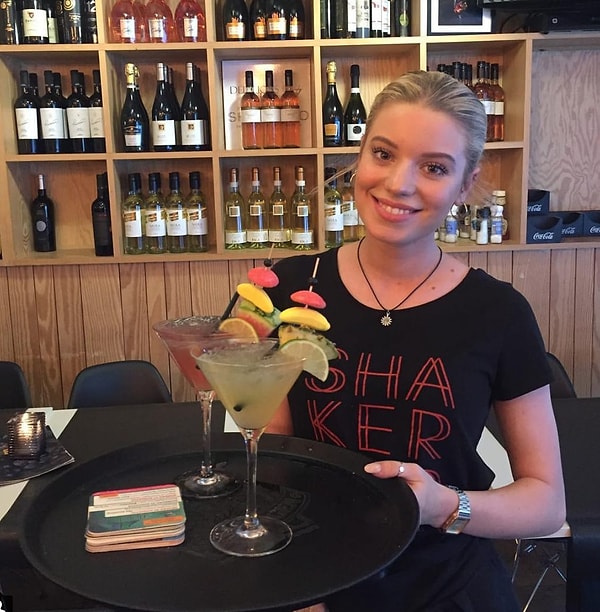 11. Не каждая хорошенькая официантка в Голливуде пытается стать актрисой...