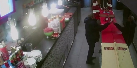 Aynadaki Yansımasına Hesap Ödemeye Çalışan Alkollü Adam