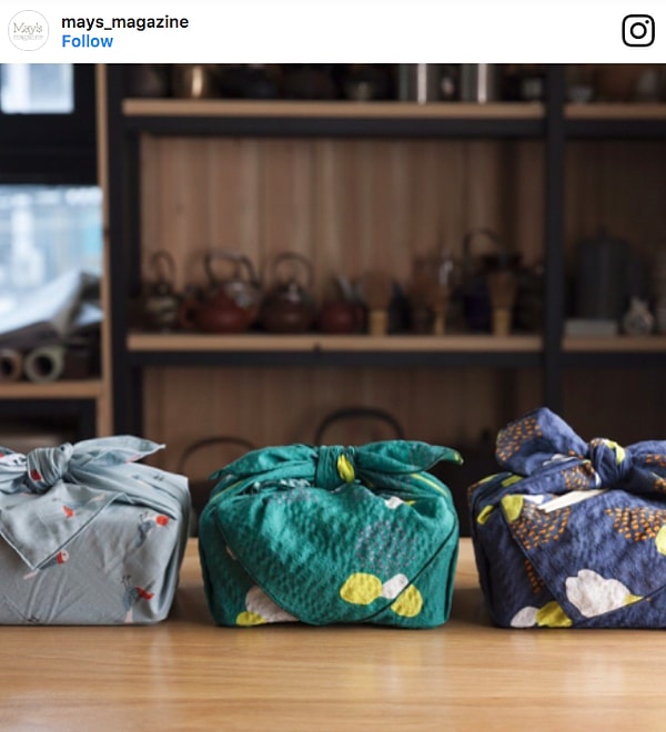 7. Если вы не сможете найти специальную плотную ткань, то подойдёт и обычный носовой платок или узорчатое кухонное полотенце, которые могут стать дополнительным подарком для одариваемого!