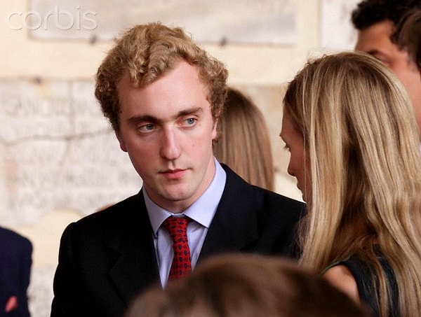 Учился менеджменту, зкономике и управлению в Италии.