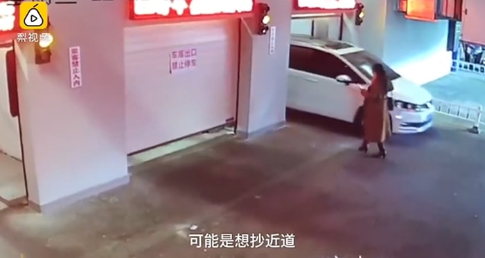 Yürürken Neden Cep Telefonuyla İlgilenmemeniz Gerektiğini Kanıtlayan Korkunç Bir Örnek!