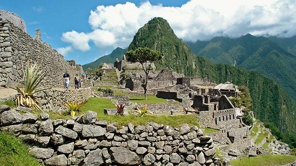 Adeta bulutlara asılı vaziyette, bir dağın zirvesine inşa edilen Machu Picchu Antik Kenti, yüzyıllardır depremlere rağmen ayakta durmaktadır.