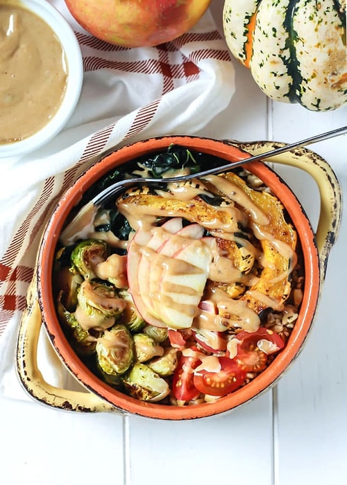 Tatlı tahin soslu sonbahar hasadı kasesi