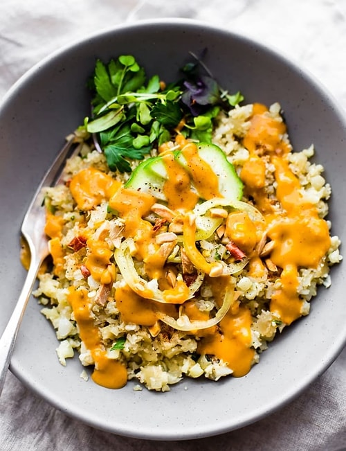 Acılı sarımsak soslu karnabahar risotto kase