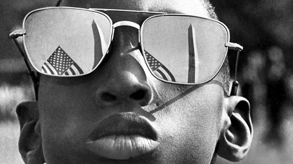 8. Мальчик наблюдает за маршем на Вашингтон (1963)