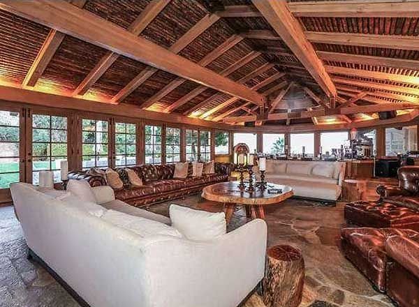 12. Дом Мэрайи Кэри стоит 9 миллионов долларов и находится в Бел-Эйре, Калифорния.