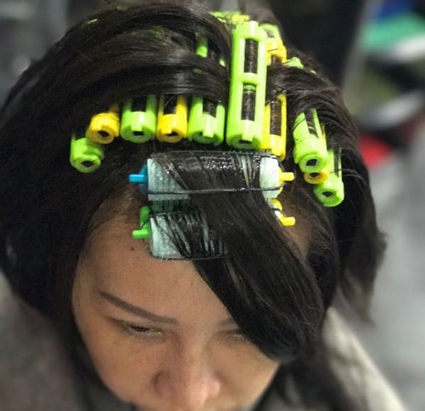 Девушки пользуются специальными мини-бигуди, которые закрепляются у корней и не прокручиваются (а значит и пряди будут не волнистыми, а приподнятыми).