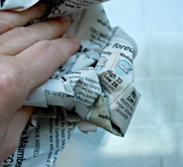 2. Старый бабушкин способ избавиться от разводов на окнах после мытья с помощью газеты действительно работает.