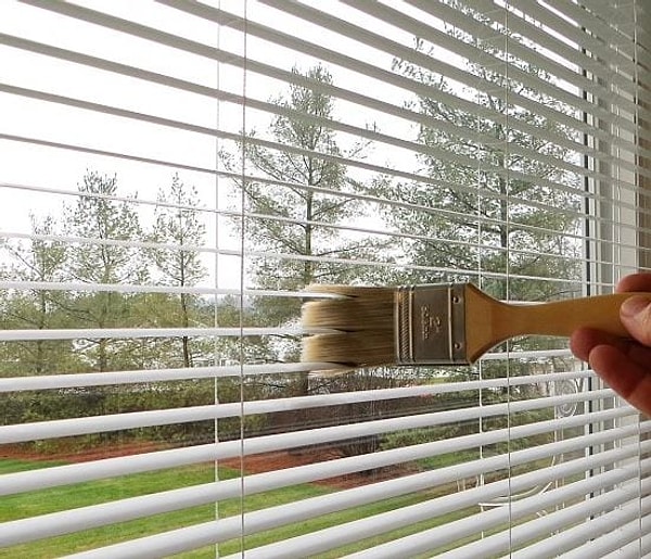 13. Можно быстро и эффективно почистить жалюзи с помощью широкой кисти.