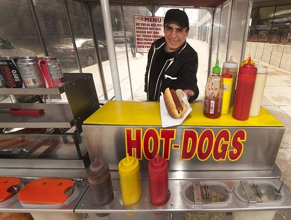 10. Sokak lezzeti olarak genelde hot dog tercih ettiklerini biliyoruz. O da sadece hardallıdır, içinde başka bir şey olmaz.