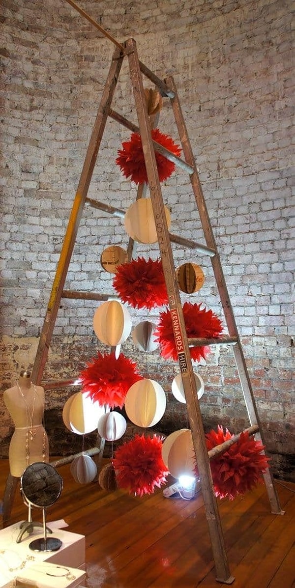 17. Как насчет того, чтобы сделать лестницу центром новогоднего праздника? 😄😄😄