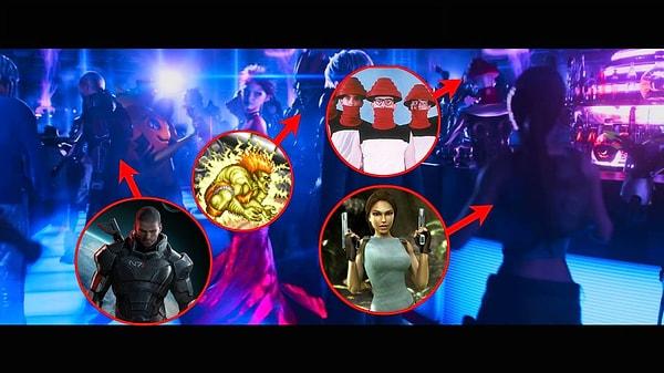Soldan sağa: Mass Effect'den Komutan Shepard, Street Fighter'dan Blanka, Devo grubunun giydiği Energy Dome şapkası ve Tomb Raider'dan Lara Croft.