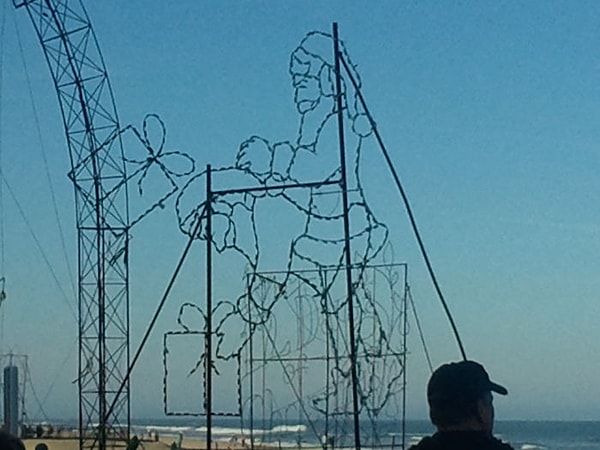 7. При свете дня эти декорации с Сантой выглядят совсем иначе