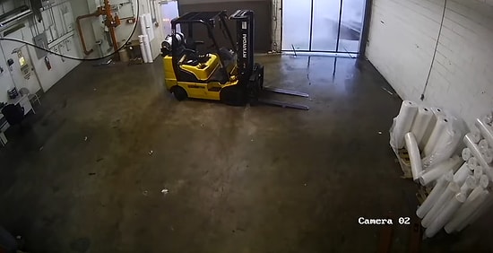 Bir Depoyu Saniyeler İçinde Yerle Bir Eden Fırtınanın Korkunç Görüntüsü