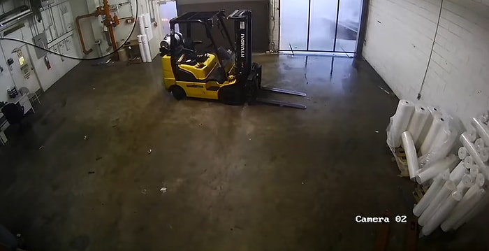 Bir Depoyu Saniyeler İçinde Yerle Bir Eden Fırtınanın Korkunç Görüntüsü