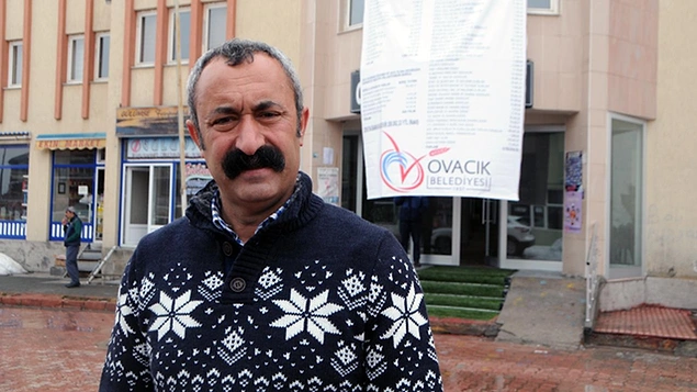Göreve gelir gelmez makam odasındaki kapıyı kaldırdı. Böylece isteyen herkes ona rahatlıkla ulaşabiliyor.