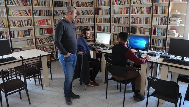 Belediye binası içerisinde on bin kitaplık bir kütüphane açtı. Yirmi dört saat açık olan kütüphanelerle kitap okuma oranının artması hedefleniyor.