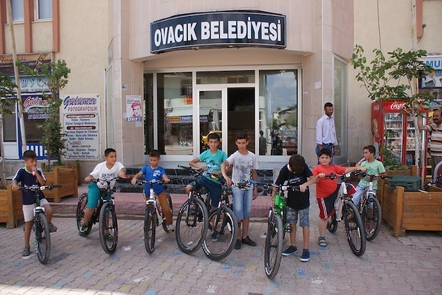 Dağcı bir grup tarafından hediye edilen yirmi bisikleti 