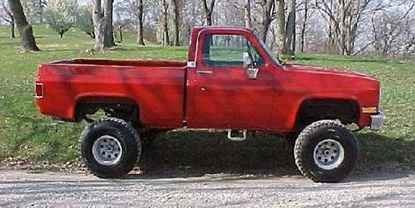 5. Вора автомобиля поймали после того, как он набрал 911, когда в машине закончился бензин