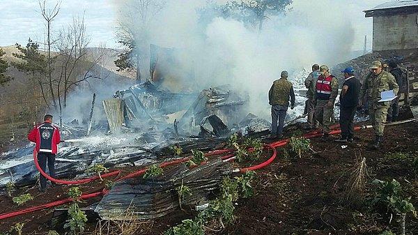 Tokat'ın Niksar ilçesine bağlı Büyükyurt köyünde öğle saatlerinde çıkış nedeni saptanamayan yangında alevler kısa sürede 2 katlı ahşap evi kapladı.