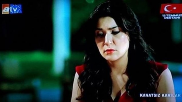 Madem konu buraya geldi, 'Kanatsız Kuşlar' dizisinin reklamların ardından 'Kanatsız Karılar' olarak yayına girmesini es geçmeyelim😅