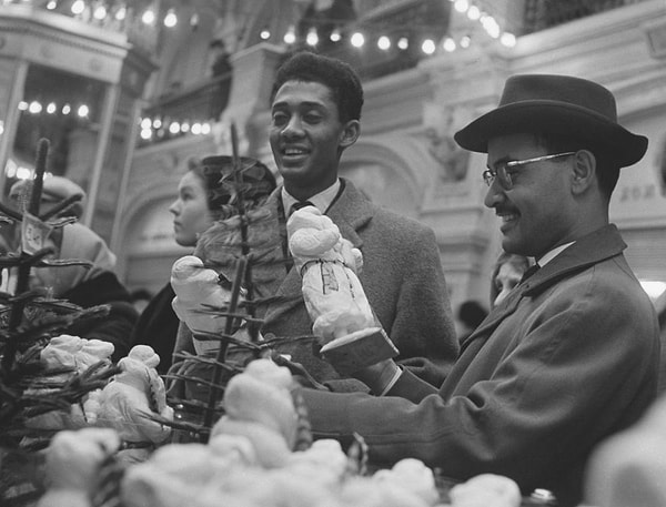 3. Студенты Российского университета дружбы народов выбирают подарки (1962 год)