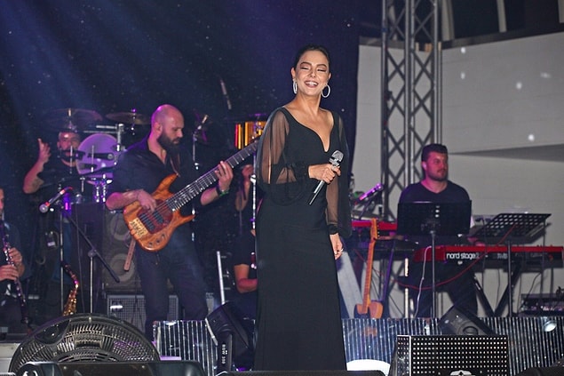 5. Altın Kelebek sahnesini bırakıp, diğer sahnelere göz atıyoruz... Ebru Gündeş süzülmüş!