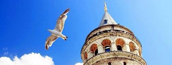 Sonra bir gün Hezarfen Ahmet Çelebi çıkıvermiş Galata Kulesi’ne, Üsküdar’a uçmak için.