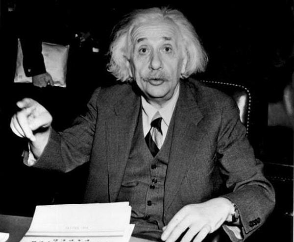 8. Albert Einstein'in enteresan tavırlarını herkes biraz da olsa duymuştur. Einstein için bu sıradışılık çocukluğundan gelen bir durum.