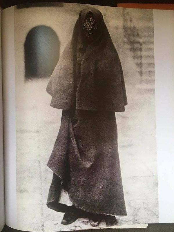 13. 1918 yılı, Şam sokaklarında çarşaflı kadın kılığında bilgi toplayan İngiliz ajanı Lawrence.