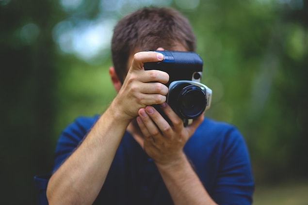 10. Özel günlerde grubun ya da ailenin bir ‘fotoğrafçısı’ varsa, makinesini ondan alın ve onun da olduğu birkaç kare çekin.