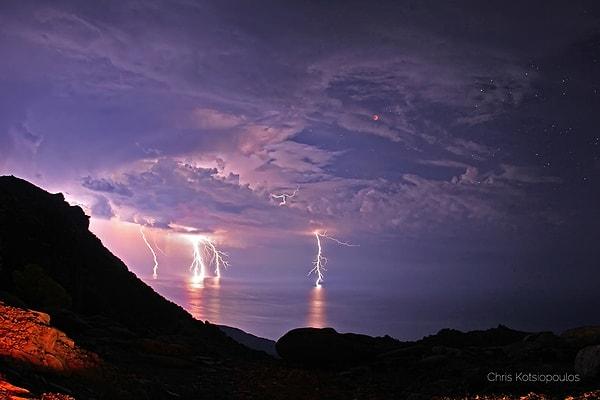 8. Keçiler Gezegeni olarak bilinen Yunan adası İkaria'da bir fırtına manzarası.